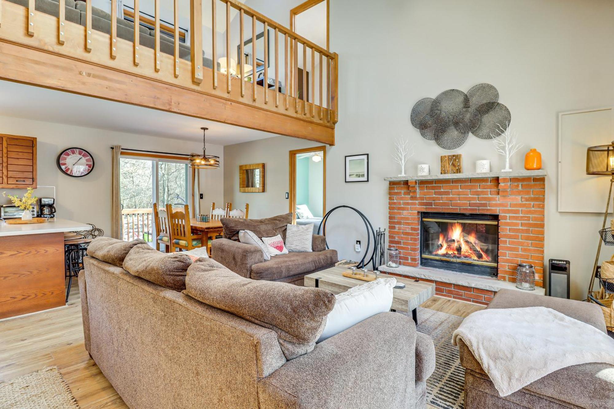 Relaxing Poconos Retreat Indoor Jacuzzi Room Long Pond Exterior foto