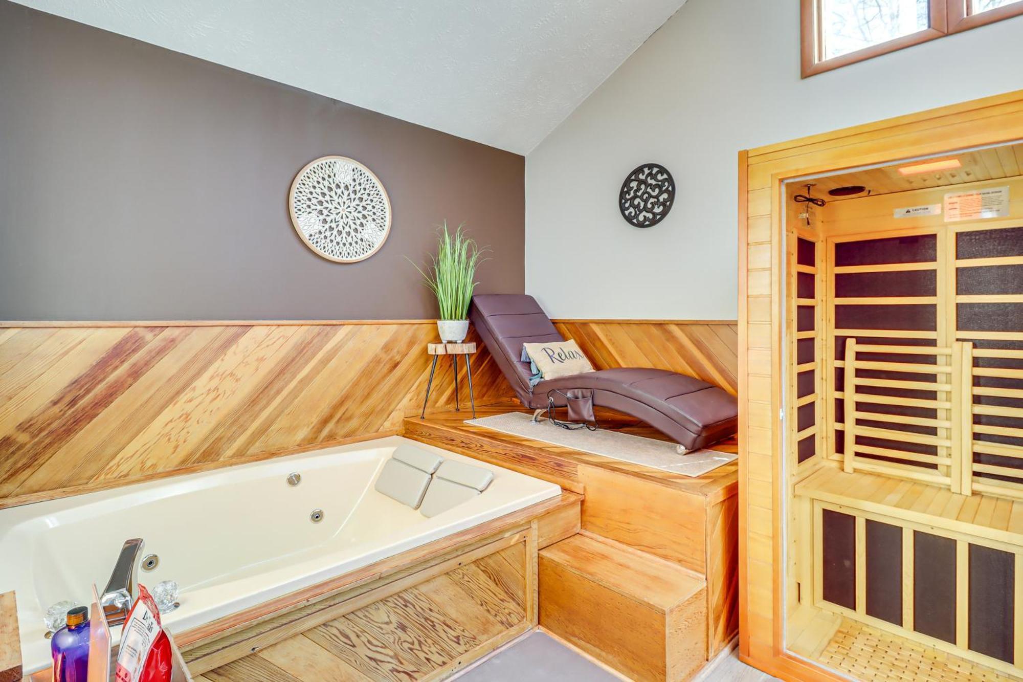 Relaxing Poconos Retreat Indoor Jacuzzi Room Long Pond Exterior foto