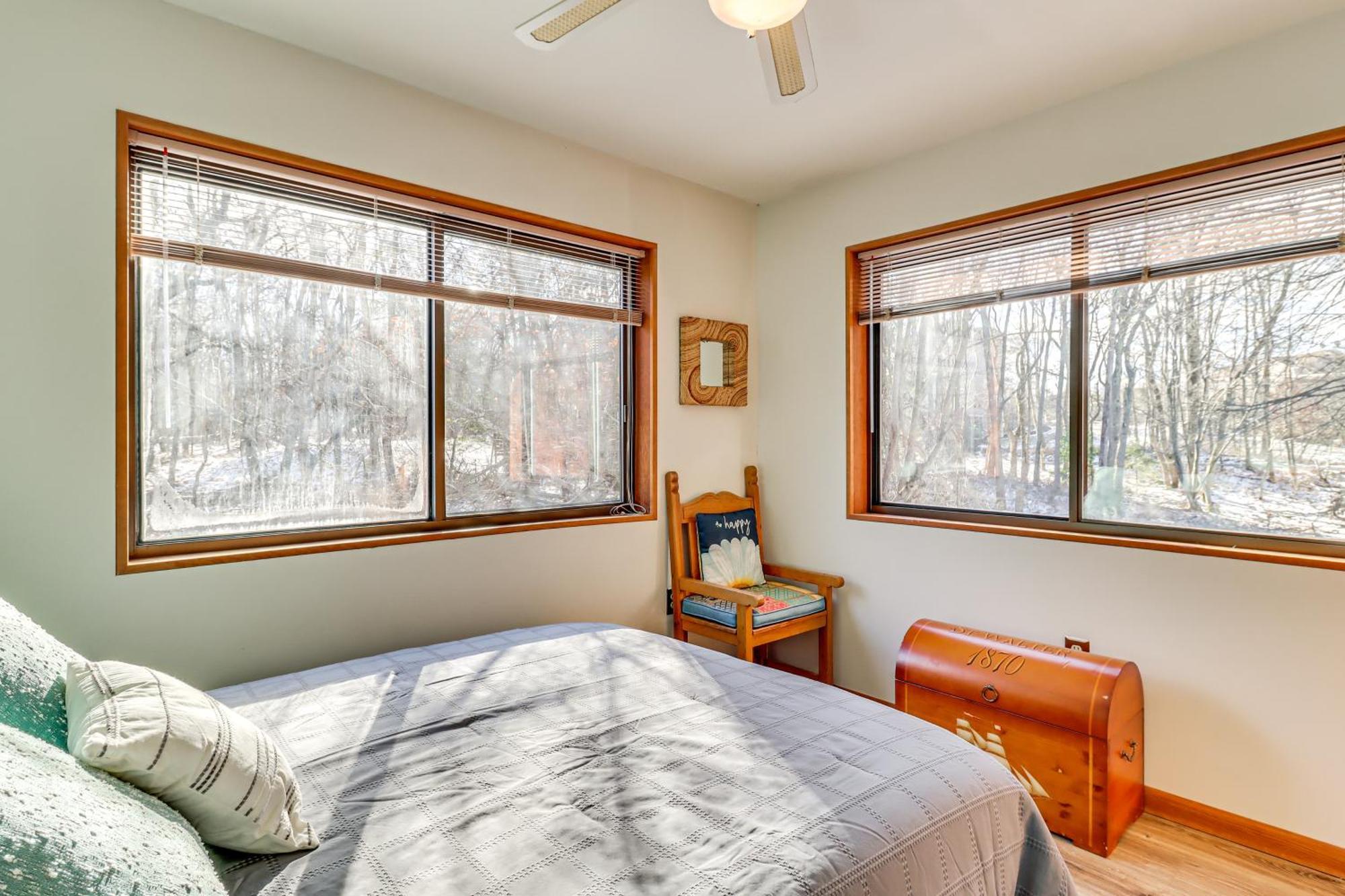 Relaxing Poconos Retreat Indoor Jacuzzi Room Long Pond Exterior foto